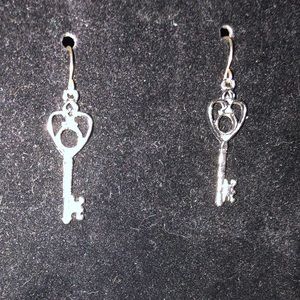 🗝🗝Silver Tone Key Earrings🗝🗝